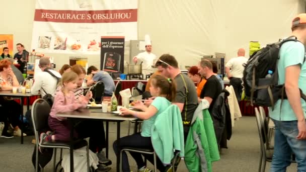 Prága, Cseh Köztársaság-május 2, 2015: az emberek enni az étteremben a kiállításon — Stock videók