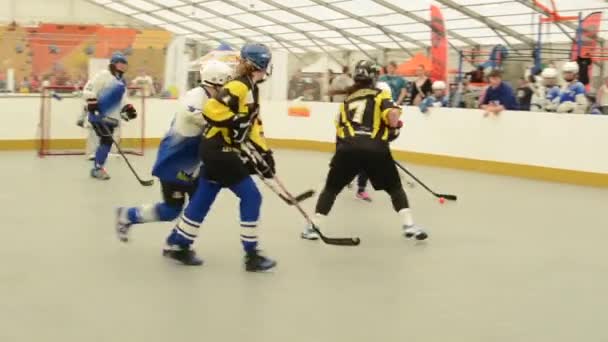 Praag, Tsjechische Republiek-2 mei 2015: jonge meisjes spelen Hockey-tentoonstelling — Stockvideo