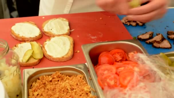 Шеф-кухар готує страви (їжа: сендвіч ) — стокове відео