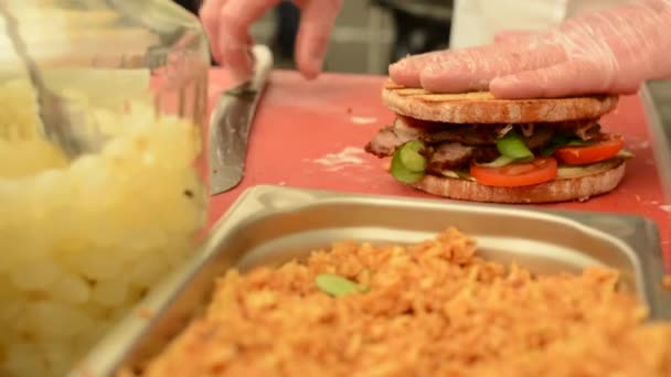 Koch bereitet Mahlzeiten zu (Essen: Sandwich) — Stockvideo