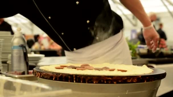 Chef-kok bereidt een pannenkoek - close-up - stoom - chef-kok in achtergrond — Stockvideo