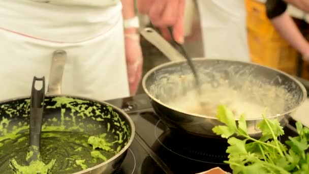 Chef prepara la comida - chef cocina pasta en la sartén - vapor de la comida — Vídeos de Stock