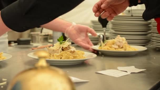 Koch bereitet Essen zu (Mahlzeit: Pasta mit Fleisch) - Kellner bringt Mahlzeiten zu den Kunden - Nahaufnahme — Stockvideo