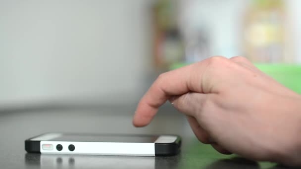 Uomo lavora su un telefono cellulare - digitando messaggio - mobili da cucina — Video Stock