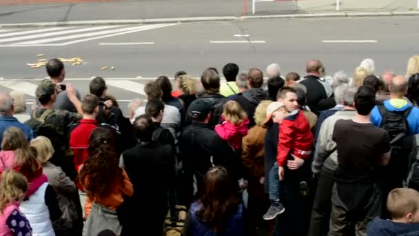Прага, Чехія-2 травня 2015: реконструкція вистави битва Другої світової війни на вулиці-люди дивляться виступ на вулиці-вид з вище-урожай машини швидкої допомоги — стокове відео