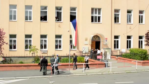 PRAGUE, RÉPUBLIQUE TCHÈQUE - 2 MAI 2015 : Reconstitution performance bataille de la Seconde Guerre mondiale dans la rue - soldats (résistance) devant le bâtiment — Video