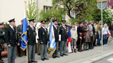 Prag, Çek Cumhuriyeti - 2 Mayıs 2015: İkinci Dünya Savaşı kurbanlarını mezarlıkta anmak - askerlerin ve diğer insanların resmi yürüyüşü (hazırlık)