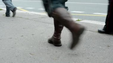 Mezarlıkta İkinci Dünya Savaşı kurbanları anmak - asker ve diğer insanların resmi yürüyüş - closeup bacaklar