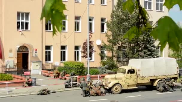 Prag, Tschechische Republik - 2. Mai 2015: Nachstellung der Schlacht des Zweiten Weltkriegs auf der Straße - Soldaten schießen aufeinander — Stockvideo