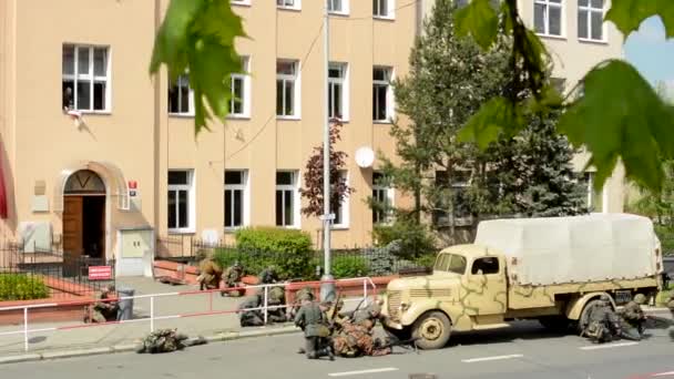 Praag, Tsjechische Republiek-2 mei 2015: Re-enactment prestatie slag bij de Tweede Wereldoorlog op de straat-soldaten schieten op elkaar — Stockvideo