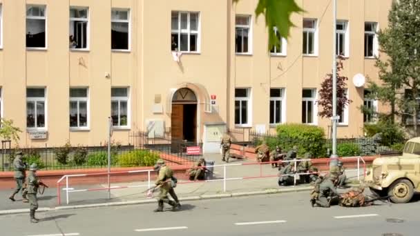 Prag, Tschechische Republik - 2. Mai 2015: Nachstellung der Schlacht des Zweiten Weltkriegs auf der Straße - Soldaten vor dem Gebäude — Stockvideo