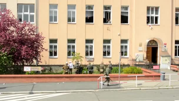 Prag, Tschechische Republik - 2. Mai 2015: Nachstellung der Schlacht des Zweiten Weltkriegs auf der Straße - Soldaten (Nazis) richten unschuldige Bürger hin — Stockvideo