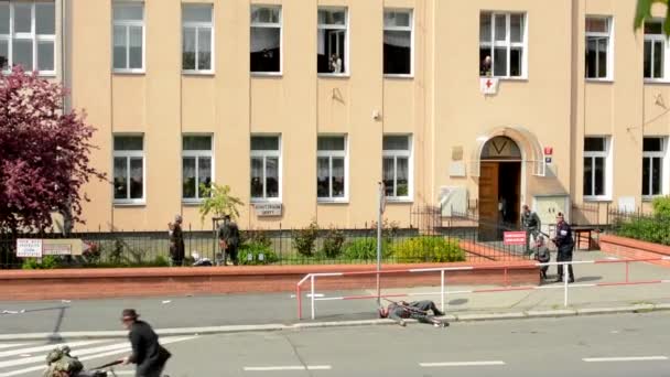 PRAGUE, CZECH REPUBLIC - MAY 2, 2015: reenactment performance battle of World War II on the street - soldiers shooting at each other — Stock Video