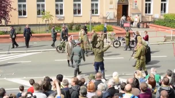 PRAGUE, CZECH REPUBLIC - MAY 2, 2015: reenactment performance battle of World War II on the street - the enemy(german) suddenly kills captain - soldiers shooting at each other - audience (viewer) — Stock Video