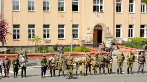 ПРАГА, ЧЕШСКАЯ РЕСПУБЛИКА - 2 мая 2015 года: реконструкция спектакля сражения Второй мировой войны на улице - солдаты - конец спектакля — стоковое видео