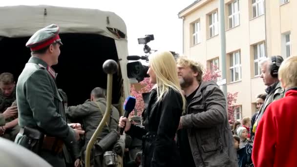 PRAGUE, REPÚBLICA CHECA - 02 de maio de 2015: TV fazendo uma entrevista com um soldado (Segunda Guerra Mundial ) — Vídeo de Stock