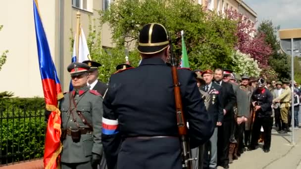 Prag, Tjeckien-maj 2, 2015: fira offren för andra världskriget på kyrkogården-den officiella marsch soldater och andra människor (förberedelse) — Stockvideo