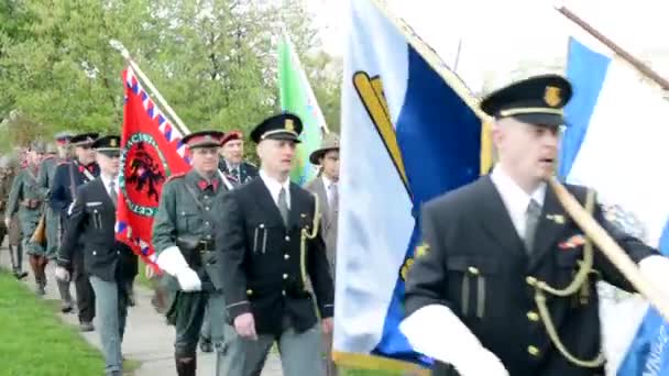 Prag, Tjeckien-maj 2, 2015: fira offren för andra världskriget på kyrkogården-den officiella marsch soldater och andra människor — Stockvideo