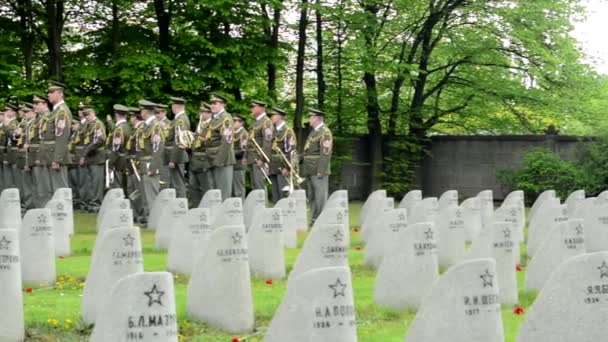 Praha, Česká republika-Květen 2, 2015: hřbitov-náhrobky-světová válka a skupina vojenských hudebníků — Stock video