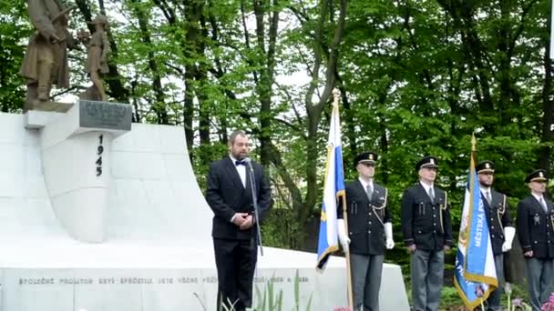 ПРАГА, ЧЕШСКАЯ РЕСПУБЛИКА - 2 мая 2015 года: поминовение жертв Второй мировой войны на кладбище - говорит официальный клерк (речь ) — стоковое видео