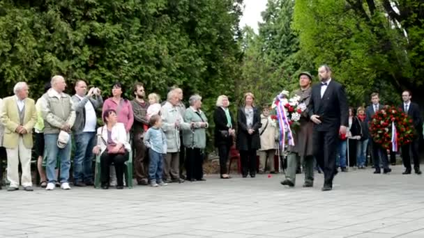PRAGA, REPUBBLICA CECA - 2 MAGGIO 2015: commemorare le vittime della seconda guerra mondiale al cimitero - impiegati ufficiali e soldati portano fiori alla tomba - persone (il pubblico ) — Video Stock