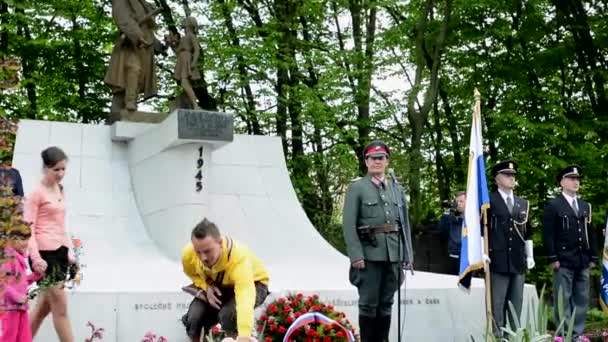 Prag, Tjeckien-maj 2, 2015: fira offren för andra världskriget på kyrkogården-familjen lägga ner blommor på graven — Stockvideo