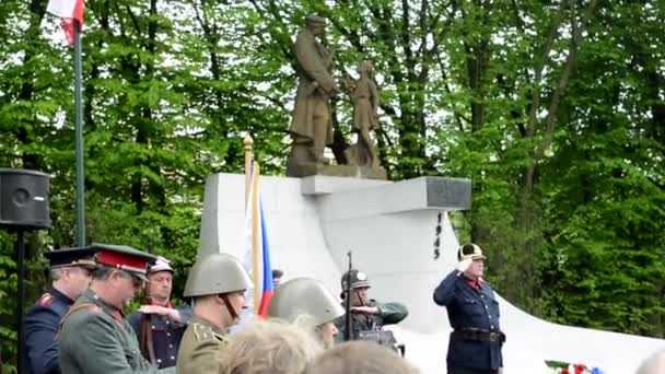 Prag, Tjeckien-maj 2, 2015: fira offren för andra världskriget på kyrkogården-soldater sköt från Guns — Stockvideo