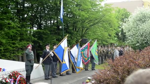 ПРАГА, ЧЕШСКАЯ РЕСПУБЛИКА - 2 мая 2015 года: поминовение жертв Второй мировой войны на кладбище - солдаты держат флаги — стоковое видео