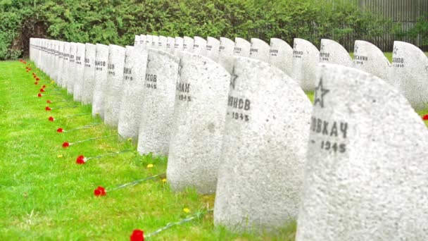 Prag, Tjeckien-maj 2, 2015: Cemetery-gravstenar-andra världskriget — Stockvideo