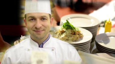 şef kameraya gülümsüyor - şef hazırlanmış gıda (yemek: makarna) - garson müşterilerine yemek taşır