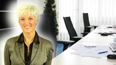 iş orta yaşlı kadın gülümsüyor - boş ofis - bilgisayar ve diğer ekipman