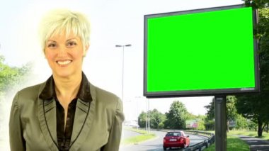 iş orta yaşlı kadın gülümsüyor - billboard - yeşil ekran - geçen arabalar ve binalar ile kentsel sokak