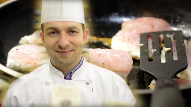 Chef sonríe a la cámara - cocinar alimentos - pescado frito en la sartén — Vídeo de stock