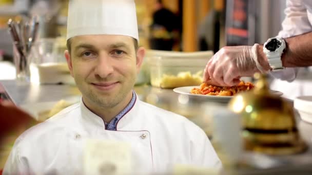 Chef sorri para a câmera - comida preparada pelo chef (refeição: macarrão com carne ) — Vídeo de Stock