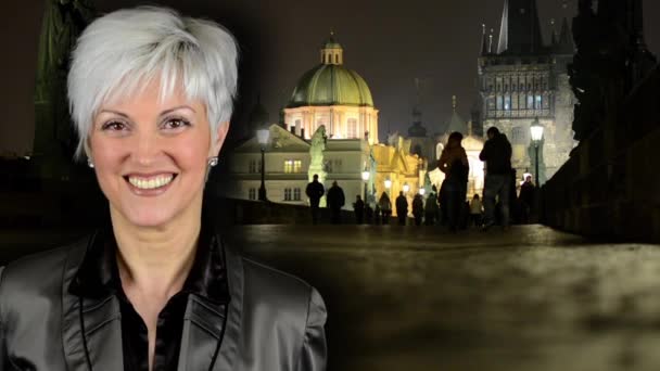 Üzleti középkorú nő mosoly-éjszakai város (épületek)-éjszakai Károly-híd az emberek séta-fények — Stock videók