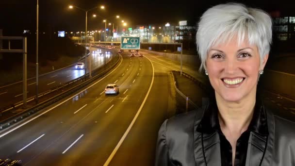 Obchodní Středovýchodní žena úsměvů-noční automobily-osvětlení nočních měst — Stock video