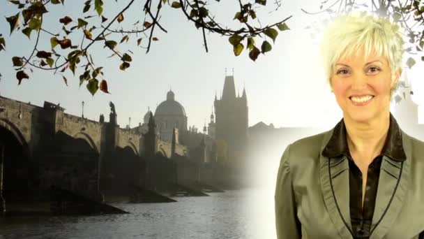 Iş orta yaşlı kadın gülümsüyor - ağaç (dal) ile Charles köprü - gündoğumu - Prag, Çek Cumhuriyeti - nehir — Stok video