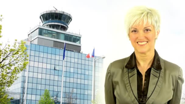 Negócios mulher de meia-idade sorrisos - Aeroporto de Praga - torre de controle — Vídeo de Stock