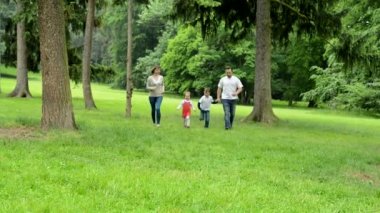 aile (aşık orta çift, sevimli kız ve küçük çocuk) kamera ya park halindeçalışan