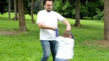 Baba oğlu (küçük çocuk) etrafında döndürmek - park