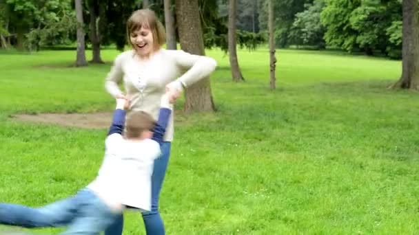 Moeder roteert met zoon (jongetje) rond-Park — Stockvideo