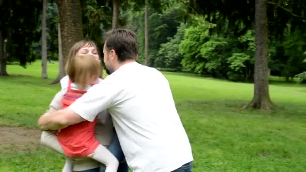 Famiglia accoglie papà - bambini (bambino e ragazza carina) con la mamma - parco — Video Stock