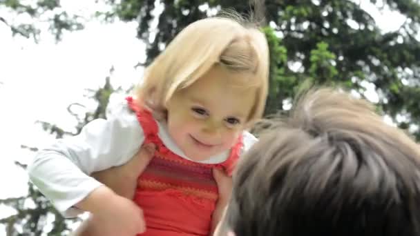 Padre juega con su hija en el aire - parque — Vídeo de stock