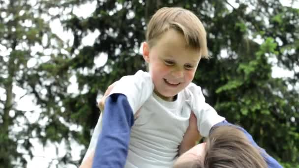 Pai brinca com seu filho no ar - parque — Vídeo de Stock