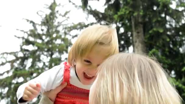 Mãe brinca com sua filha no ar - parque — Vídeo de Stock