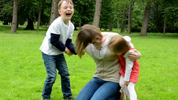 Madre de mediana edad juega con los niños (niño y niña) - parque — Vídeos de Stock