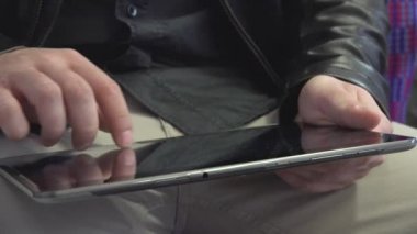 adam tablet üzerinde çalışır - iç - closeup