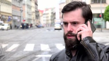 akıllı telefonlu genç yakışıklı hippi telefonu - şehir - arabalı şehir caddesi - yakın çekim yüzü