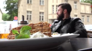 gıda - tatlı - bal kek - genç yakışıklı adam (hipster) arka planda oturan - restoran açık oturma