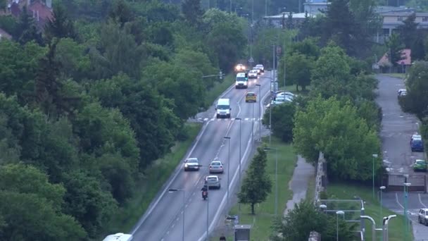 PRAGUE, RÉPUBLIQUE TCHÈQUE - 2 MAI 2015 : ville - route avec voitures - arbres — Video